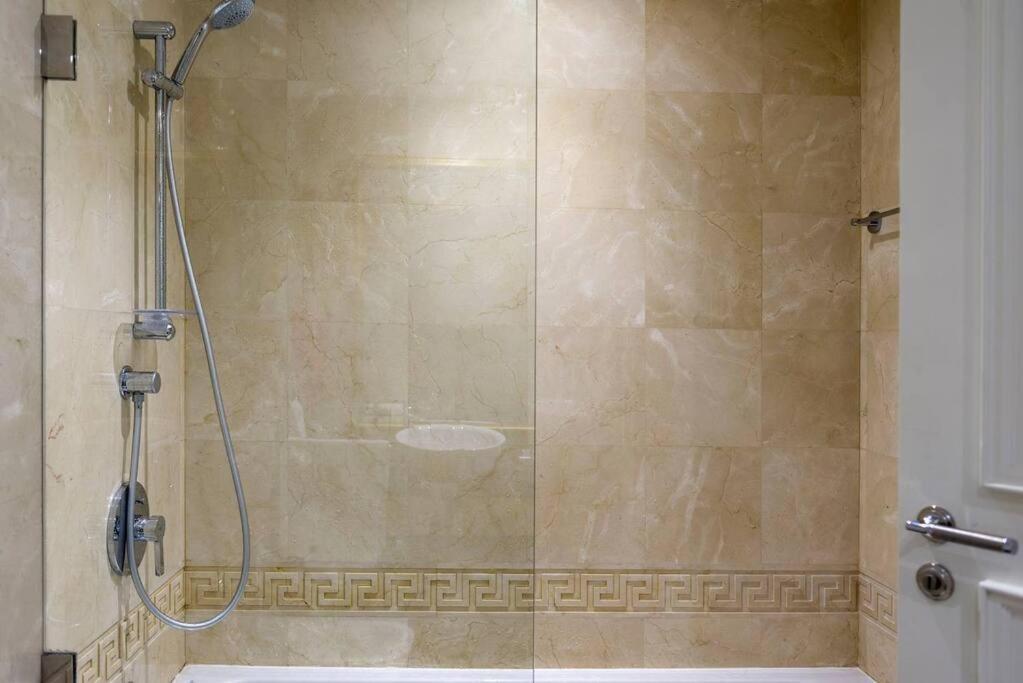 Versace Tower Luxury Suites - Downtown ベイルート エクステリア 写真